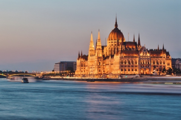 hungarian-parliament-building-7202373_1280 (1).jpg